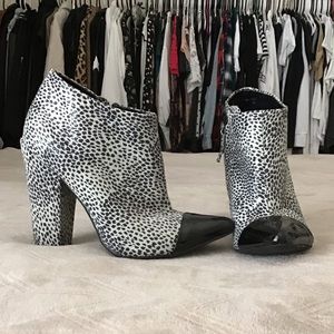 Tildon white and black booties size 6